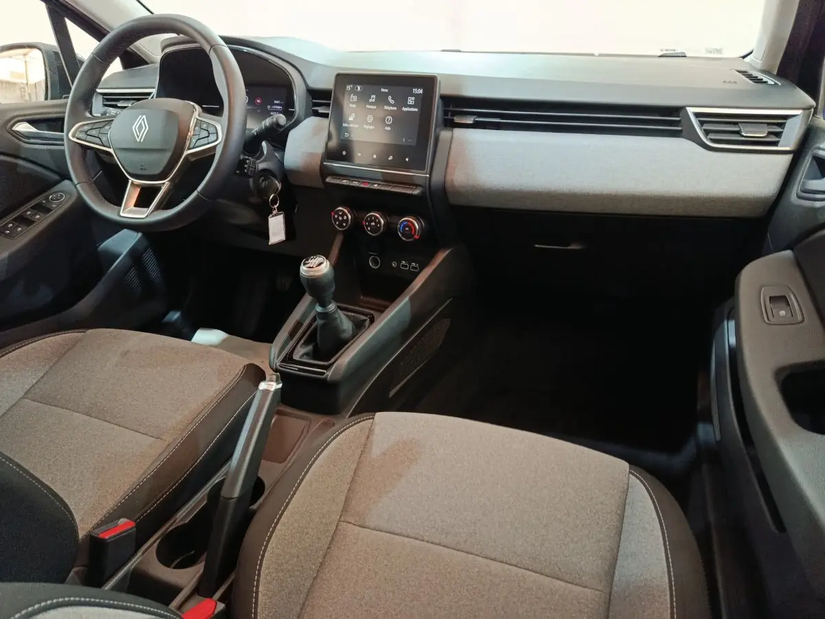 Vue intérieure avant droite de la Renault Clio Evolution Blue dCi 100 2025, avec tableau de bord tactile et volant multifonctions.