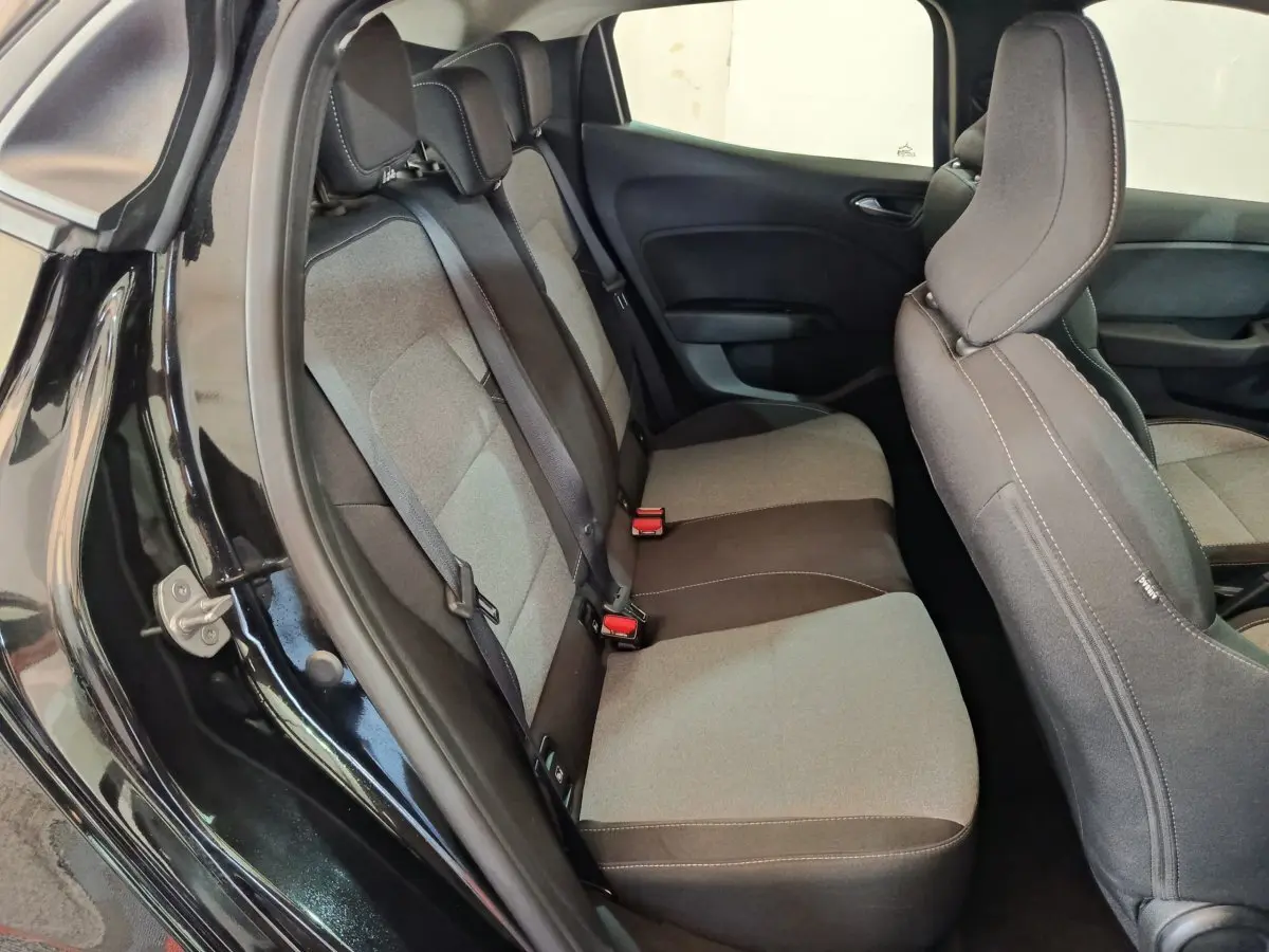 Vue intérieure côté gauche montrant la banquette arrière grise et noire de la Renault Clio noire 2025.