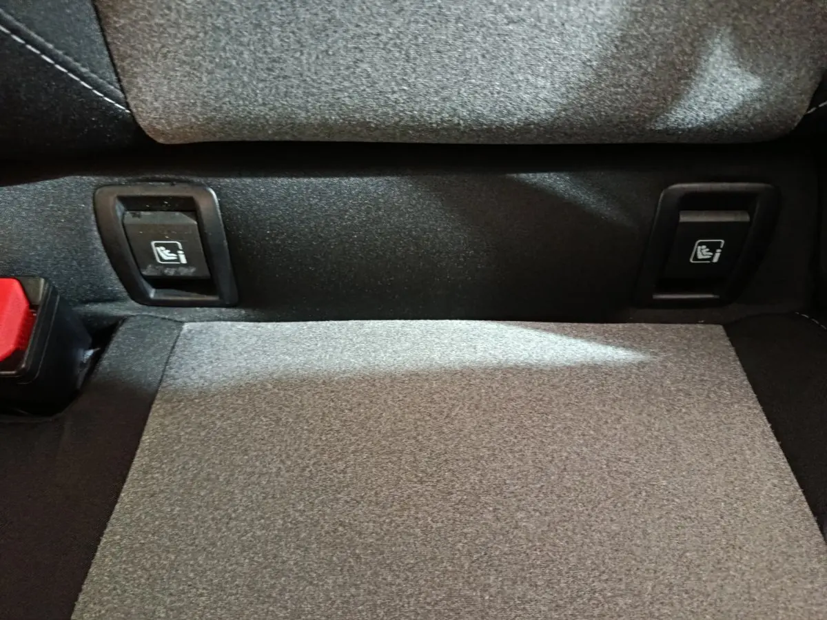 Détail des fixations Isofix sur la banquette arrière de la Renault Clio Evolution Blue dCi 100 noire.