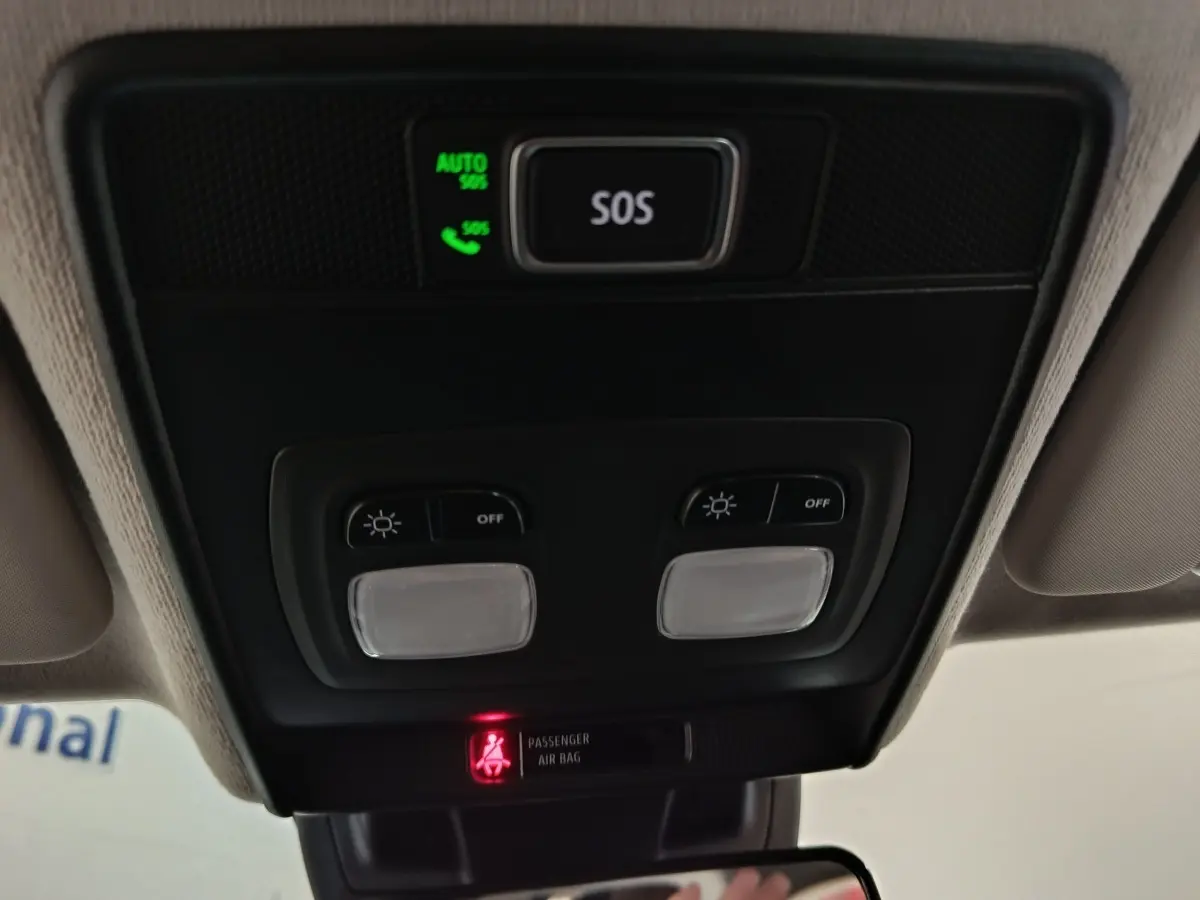 Vue intérieure du plafonnier de la Renault Clio noire 2025 avec bouton SOS et éclairages de lecture.