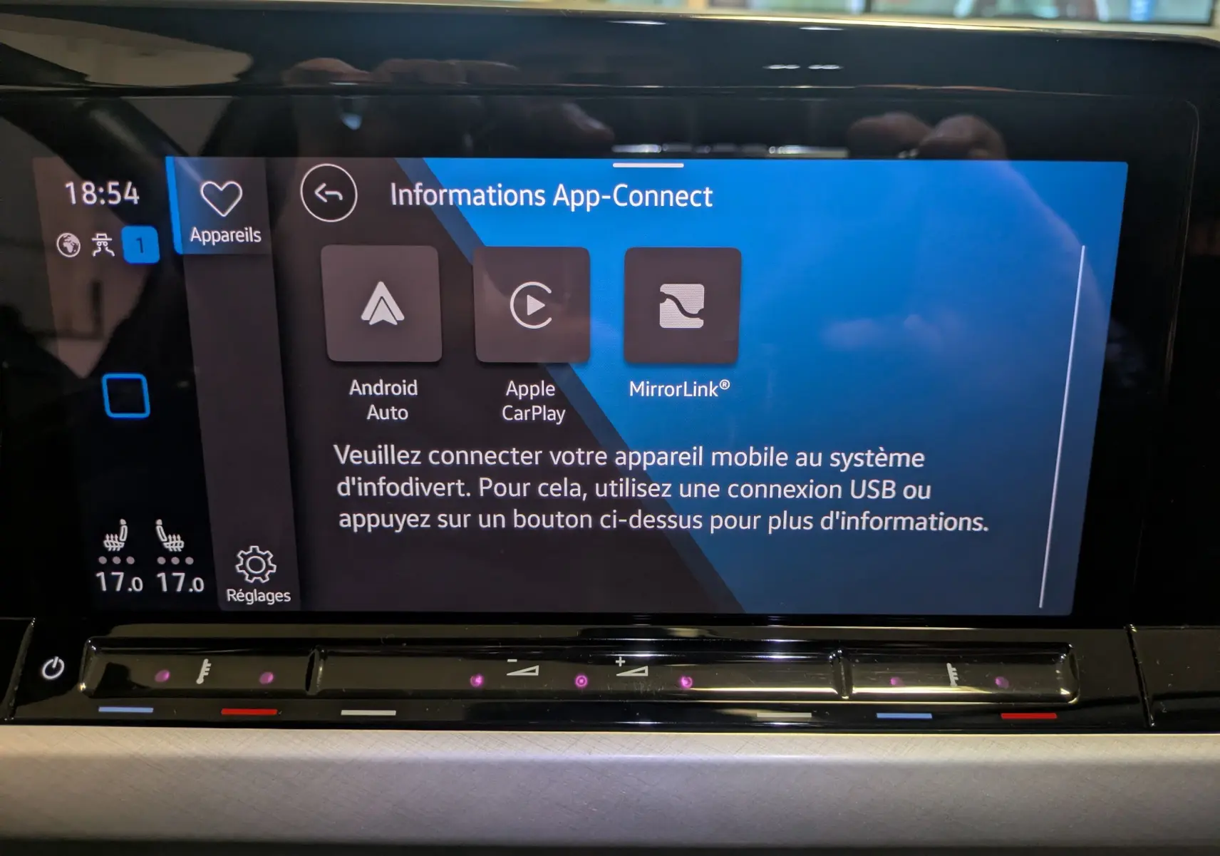 Vue intérieure du tableau de bord de la Volkswagen Golf 1.5 eTSI 2024, écran tactile affichant les options App-Connect.