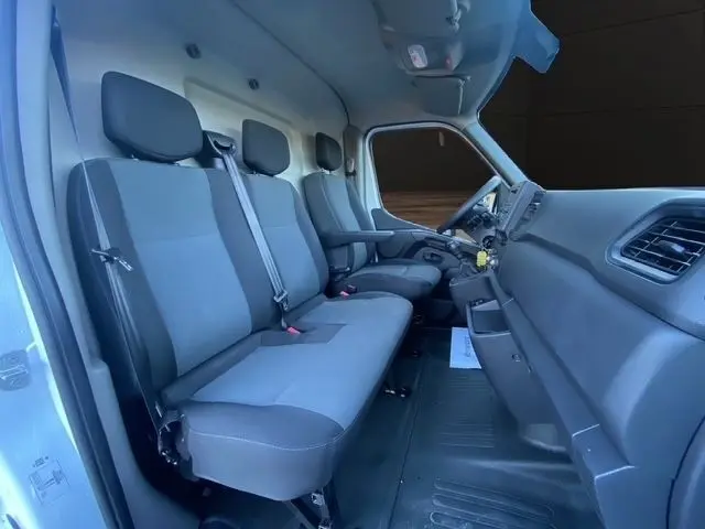 Vue intérieure côté droit du Renault Master blanc 2022, montrant la banquette arrière 4 places et le tableau de bord simple.