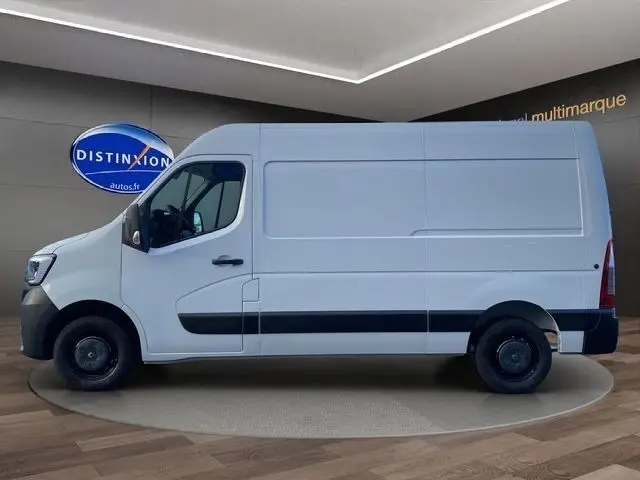 Vue latérale droite d’un utilitaire blanc Renault Master 2022 avec bande noire basse et roues acier noires.