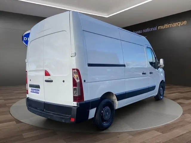 Vue 3/4 arrière droite d’un Renault Master blanc 2022, fourgon utilitaire avec porte latérale et jantes acier noires.
