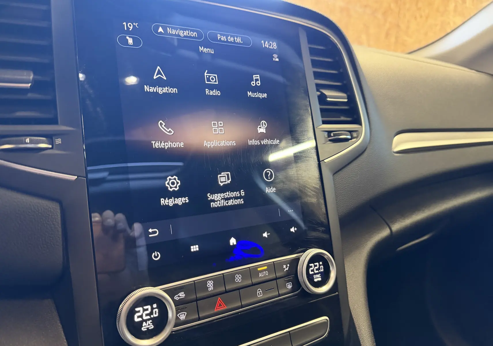 Vue rapprochée de l’écran tactile central et de la console de la Renault Mégane Estate 2024, affichant le menu multimédia.