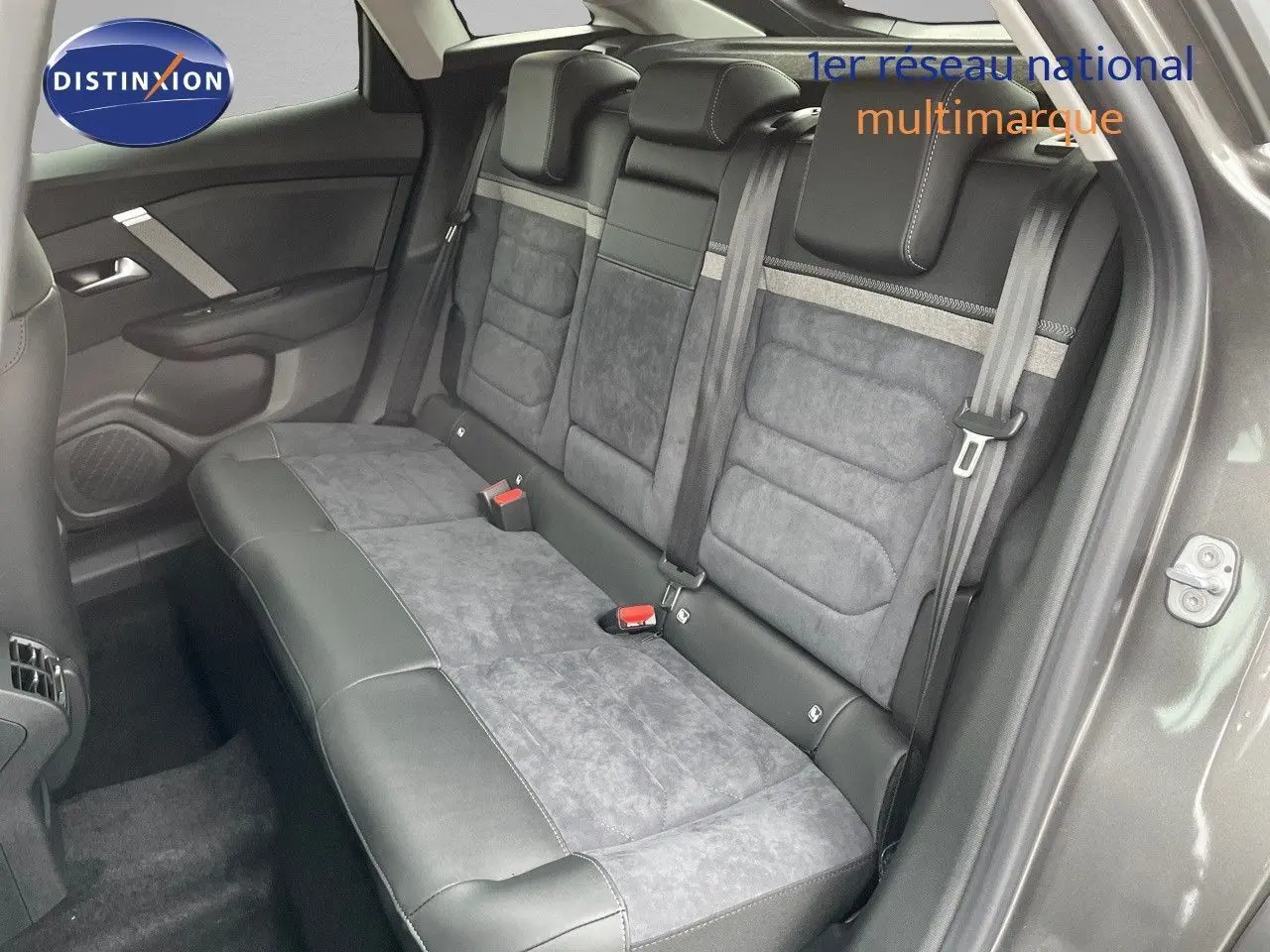 Vue intérieure côté gauche des sièges arrière en cuir noir et alcantara gris de la Citroën C4 2024 gris platinium metal.