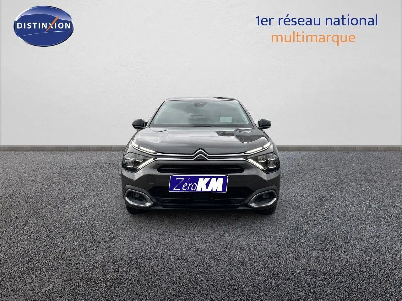 Vue avant d'une Citroën C4 2024 gris platinium métal avec ses phares LED allumés sur fond neutre.