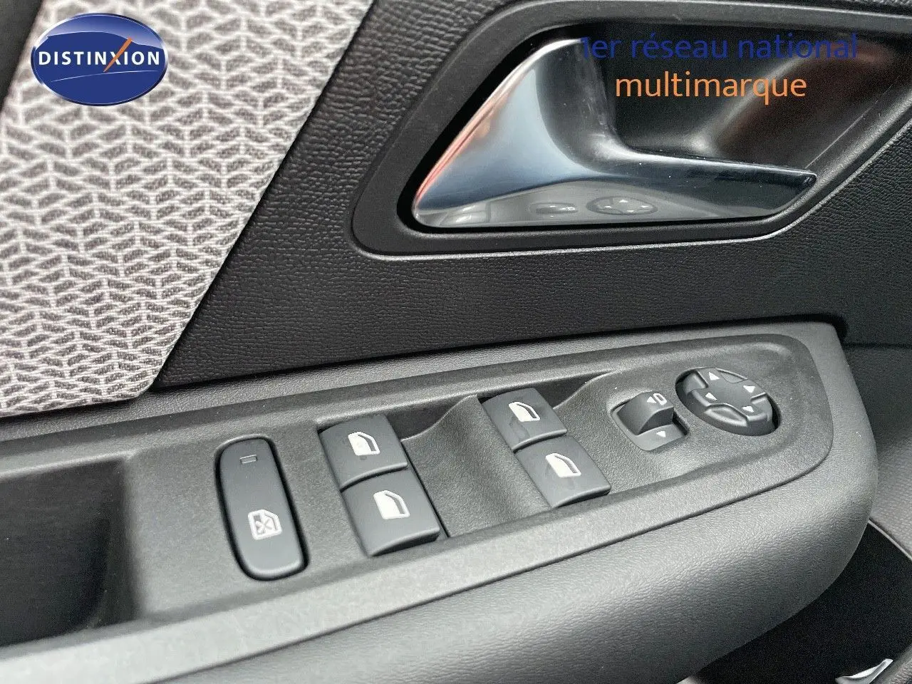 Gros plan sur la commande des vitres et rétroviseurs côté gauche de la porte d'une Citroën C4 gris platinium 2024.