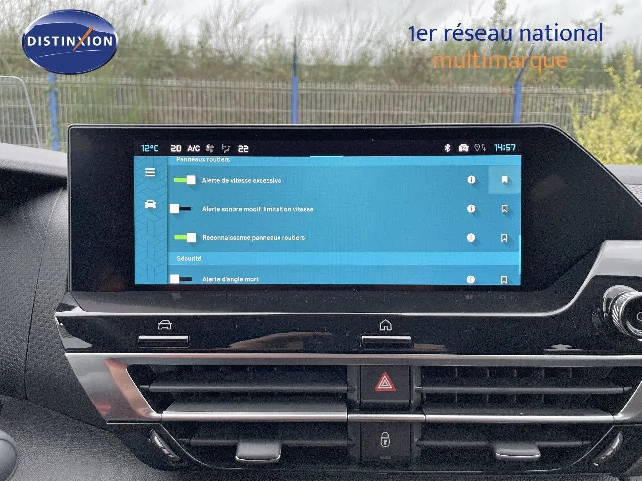 Écran tactile central affichant les réglages de sécurité dans l'habitacle d'une Citroën C4 2024.