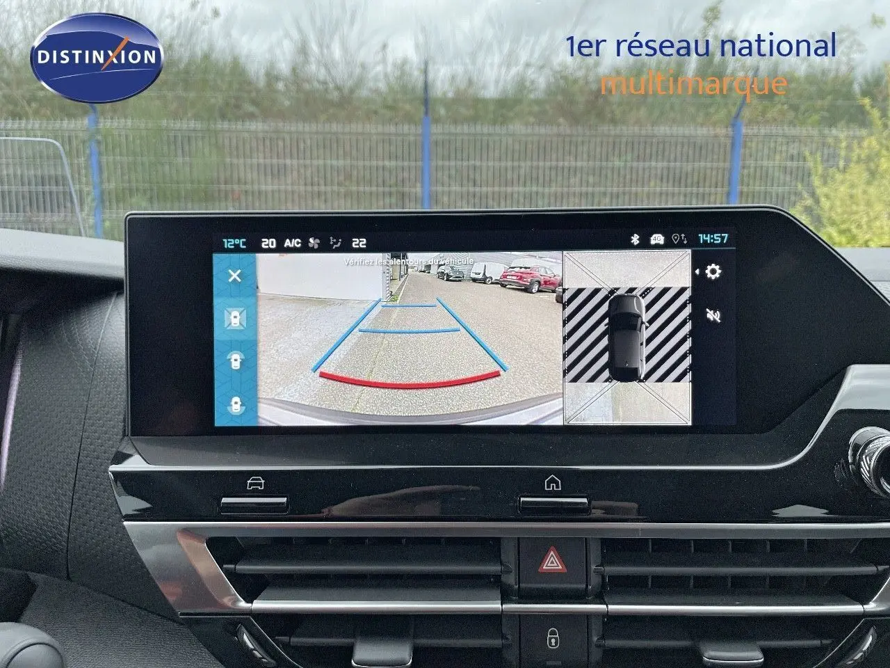Écran central de la Citroën C4 2024 affichant la caméra de recul avec vue arrière et top-view du véhicule.
