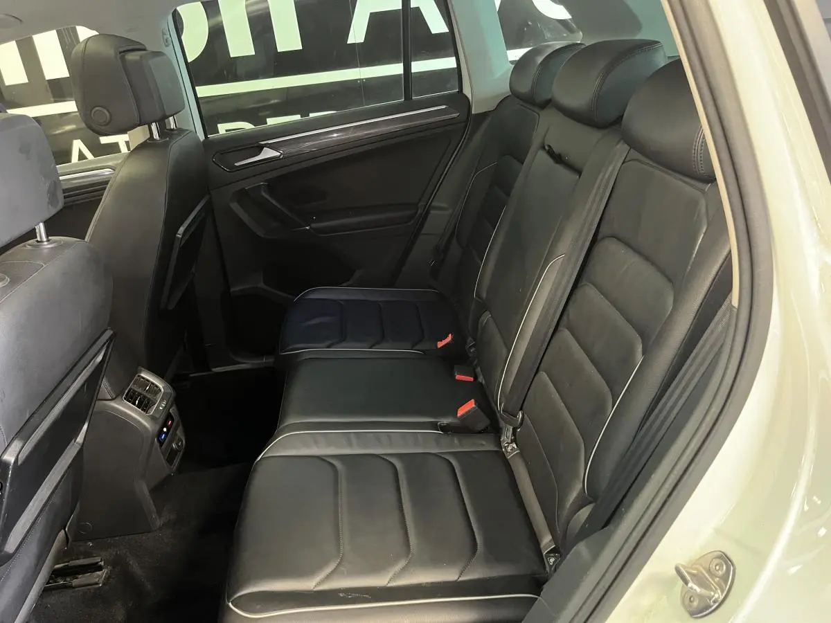 Vue intérieure côté droit des sièges arrière en cuir noir du Volkswagen Tiguan blanc de 2017.