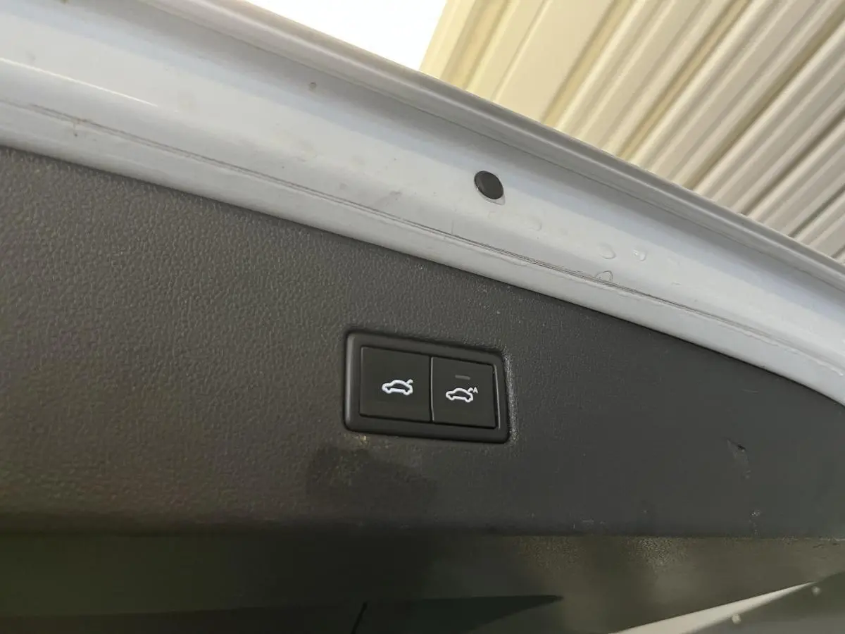 Boutons d'ouverture et de fermeture électrique du coffre sur le hayon blanc d'un Volkswagen Tiguan 2017.