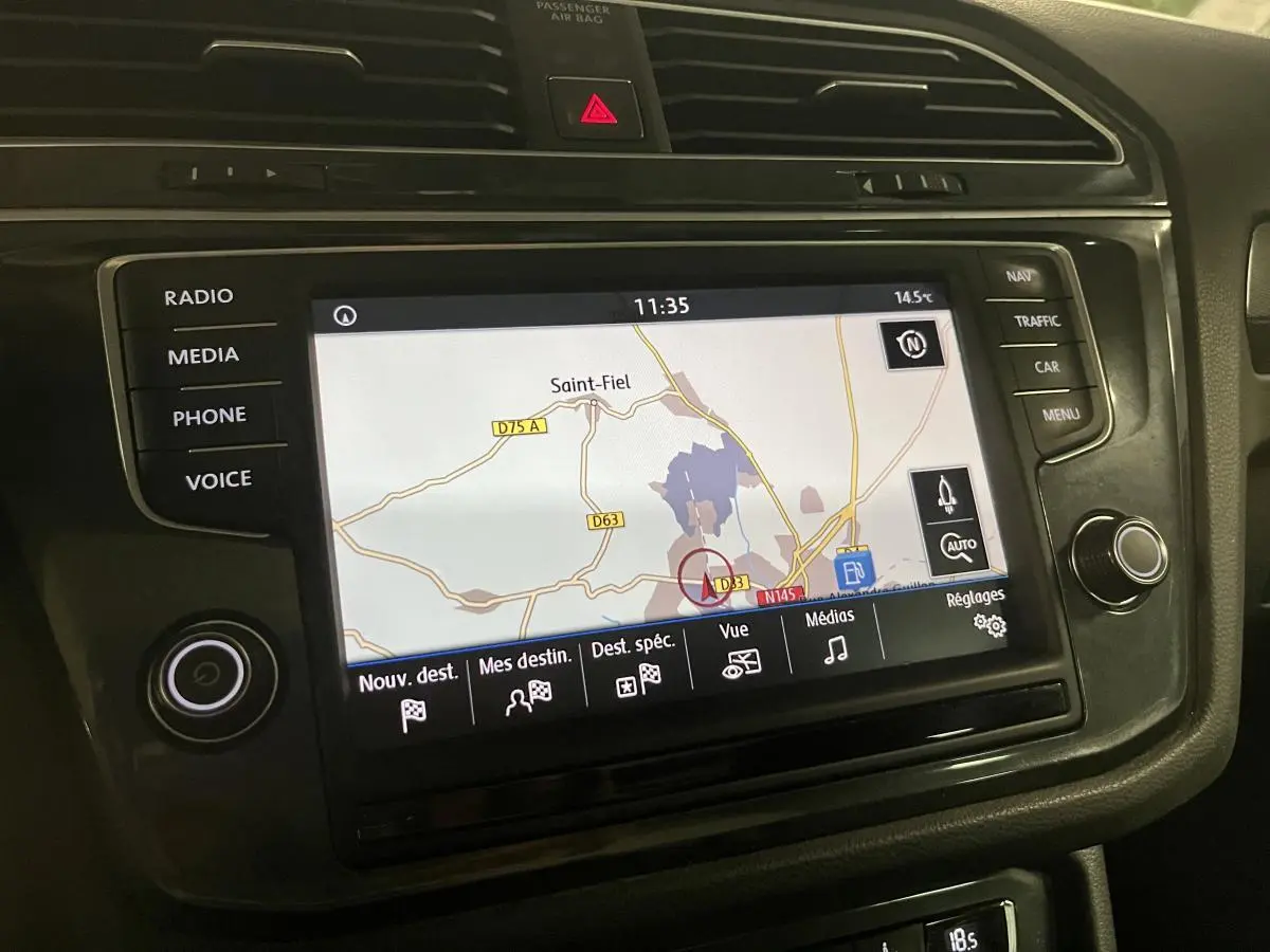 Écran tactile du système de navigation du Volkswagen Tiguan 2017 affichant une carte routière.