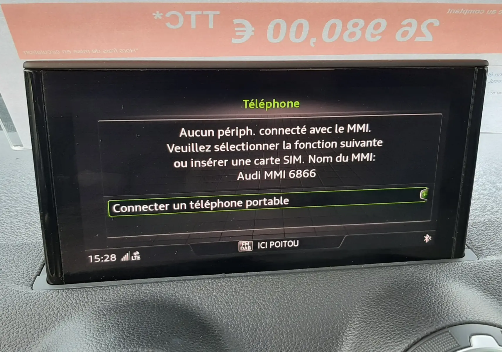 Écran central de l'Audi Q2 noir Mito Metal 2023 affichant la connexion téléphone via MMI, entouré des aérateurs circulaires.