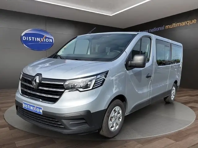 Vue 3/4 avant d’un Renault Trafic Fourgon gris clair, avec calandre noire et phares LED ellipsoïdaux visibles.
