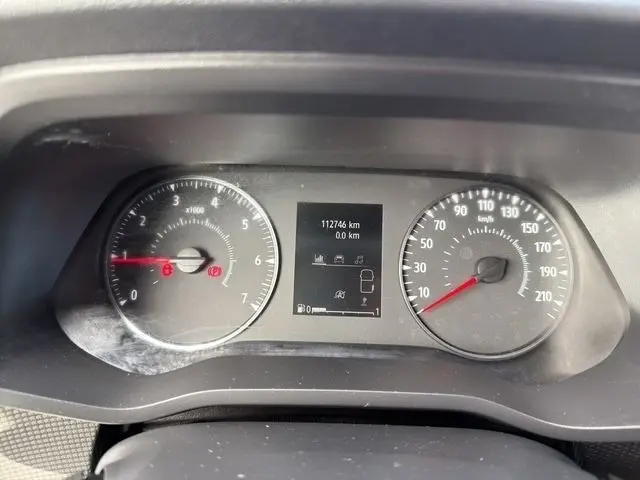 Vue rapprochée du tableau de bord du Renault Trafic Fourgon gris clair, affichant le compteur et l'écran central numérique.