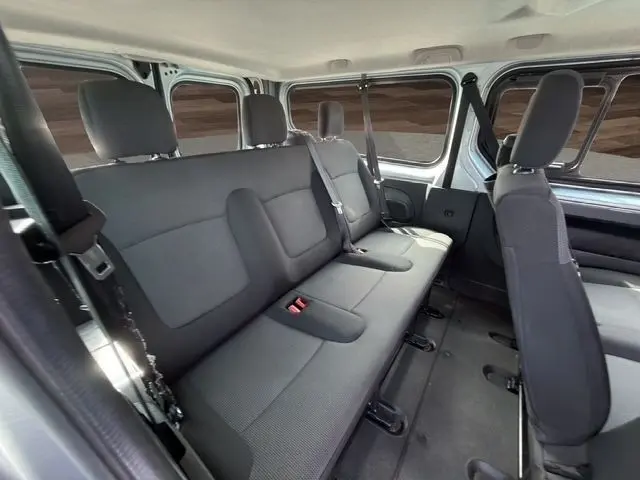 Vue intérieure de la 3ème rangée de sièges rabattables gris clair du Renault Trafic Fourgon NV Zen 2022, côté droit.