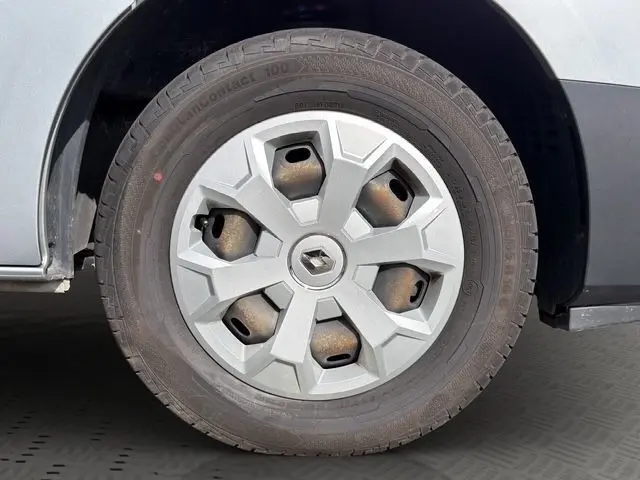Gros plan sur la roue avant gauche du Renault Trafic Fourgon gris clair, mettant en valeur le pneu Continental VanContact 100.