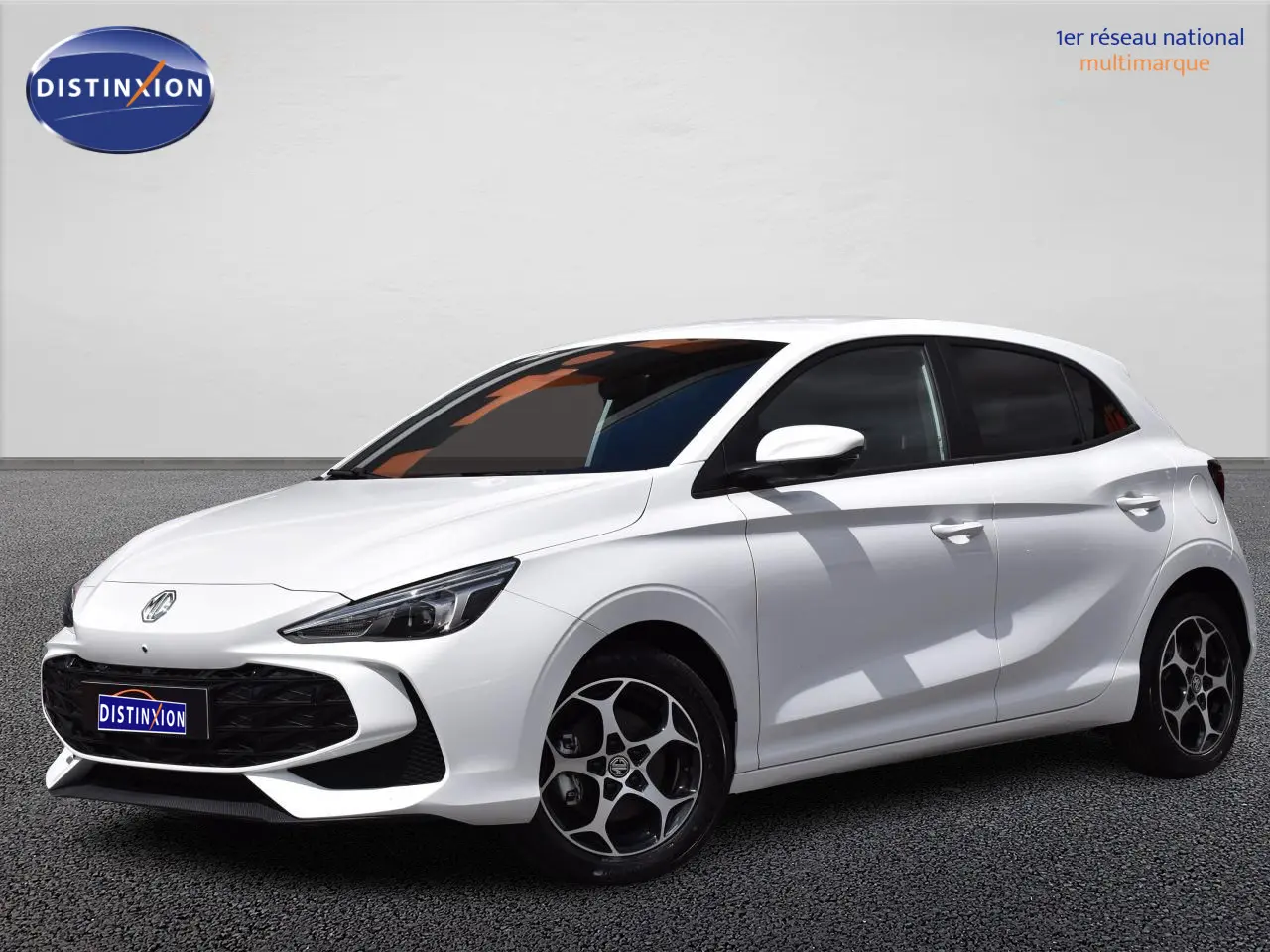 Vue 3/4 avant droite d'une MG3 blanche avec jantes alliage noires et vitres surteintées.