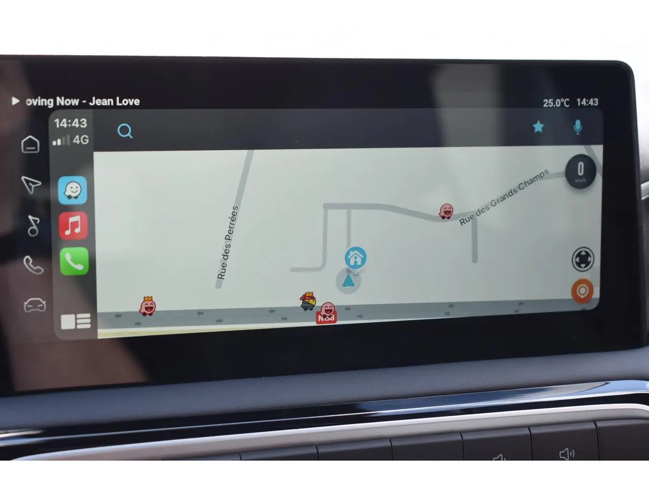 Écran tactile 10,25" du MG3 blanc 2026 affichant la navigation avec interface Apple CarPlay en intérieur.