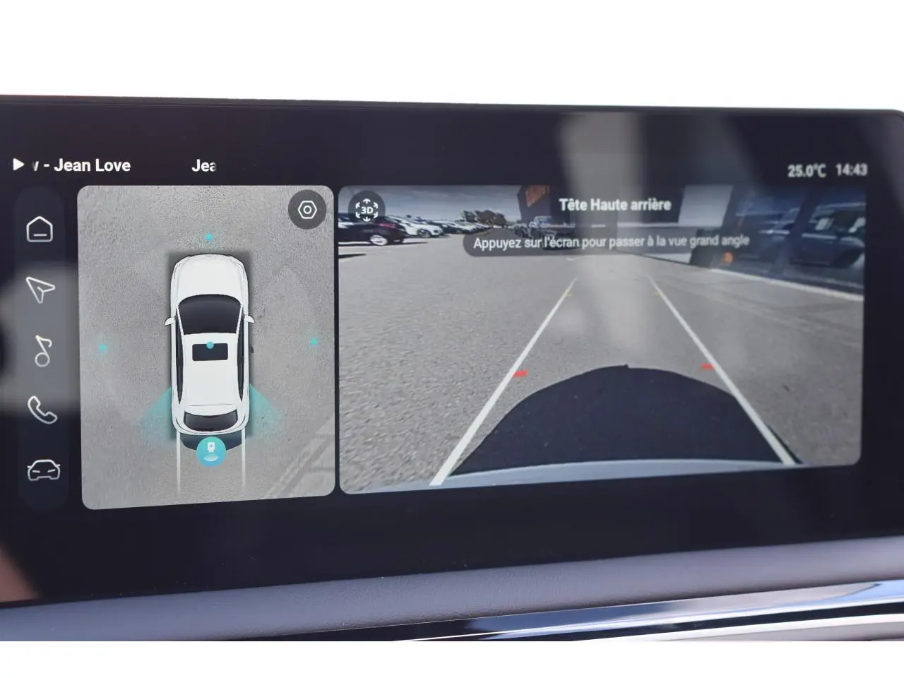 Écran tactile montrant la caméra 360° et la vue arrière du MG3 blanc en stationnement.