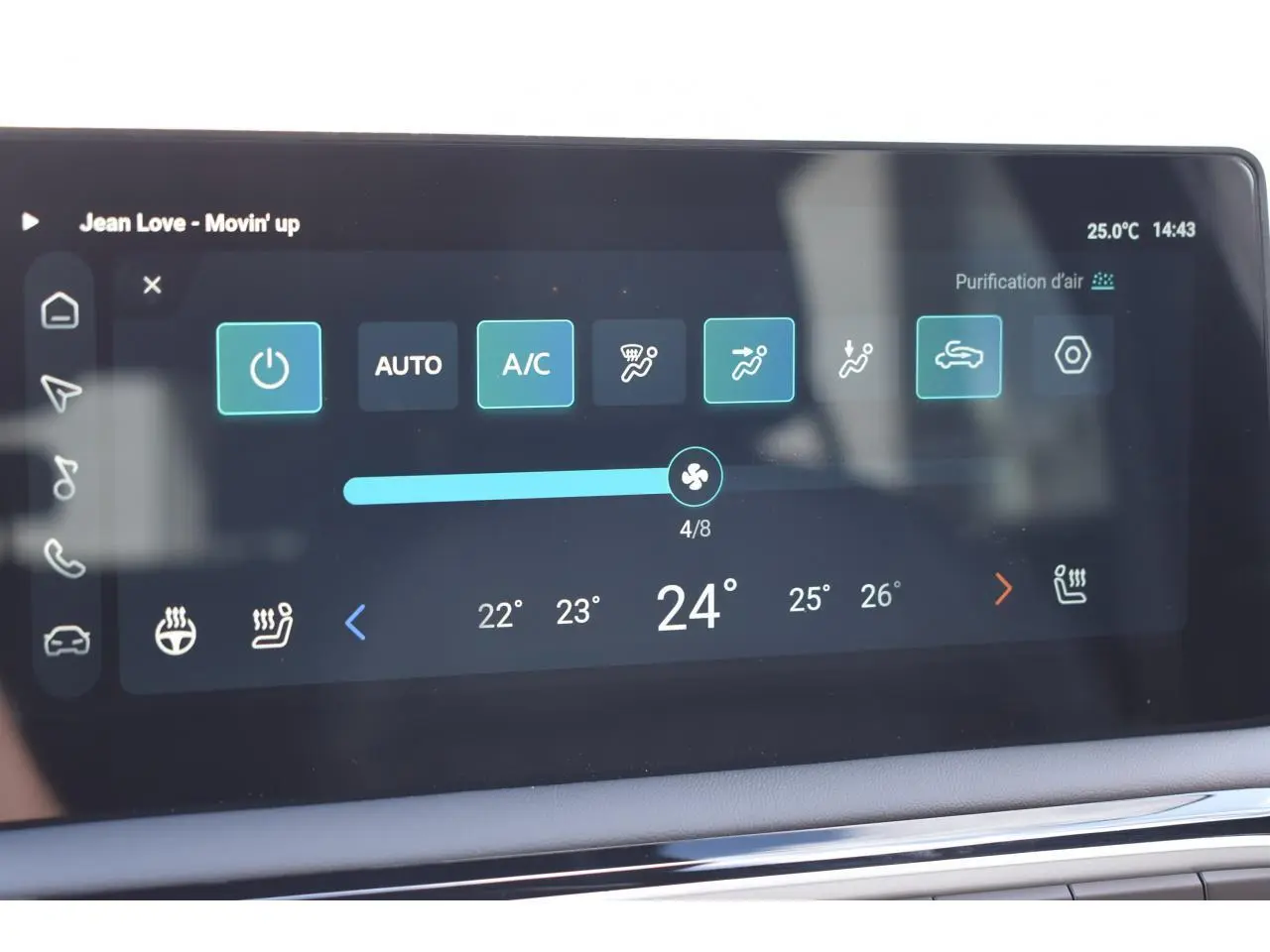 Écran tactile 10,25 pouces du MG3 blanc 2026 affichant la climatisation automatique à 24°C et options connectées.