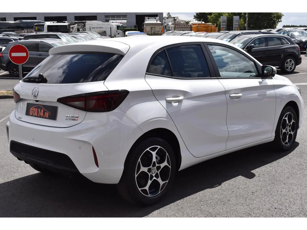 Vue 3/4 arrière droite d'une MG3 blanche 2026 avec vitres surteintées et jantes alliage noires et argentées.