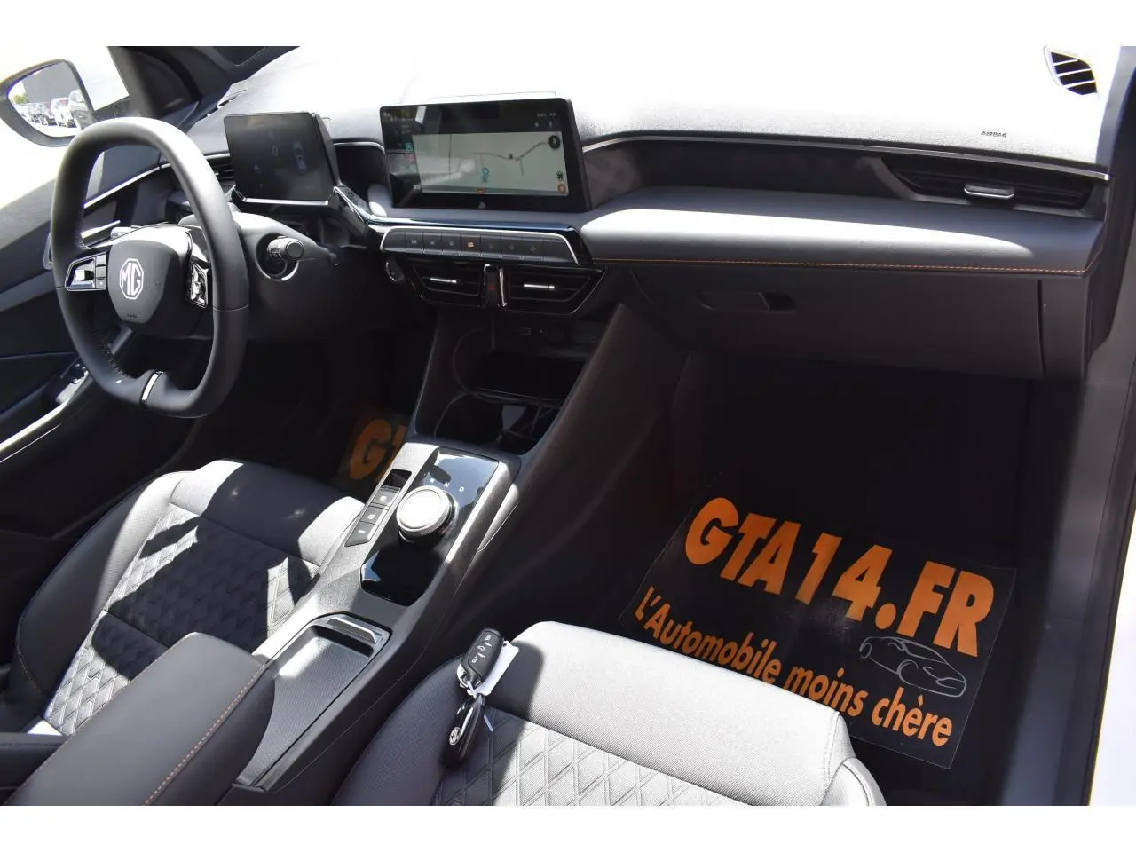 Vue intérieure côté conducteur de la MG3 blanche 2026, avec écran tactile central et volant multifonction.