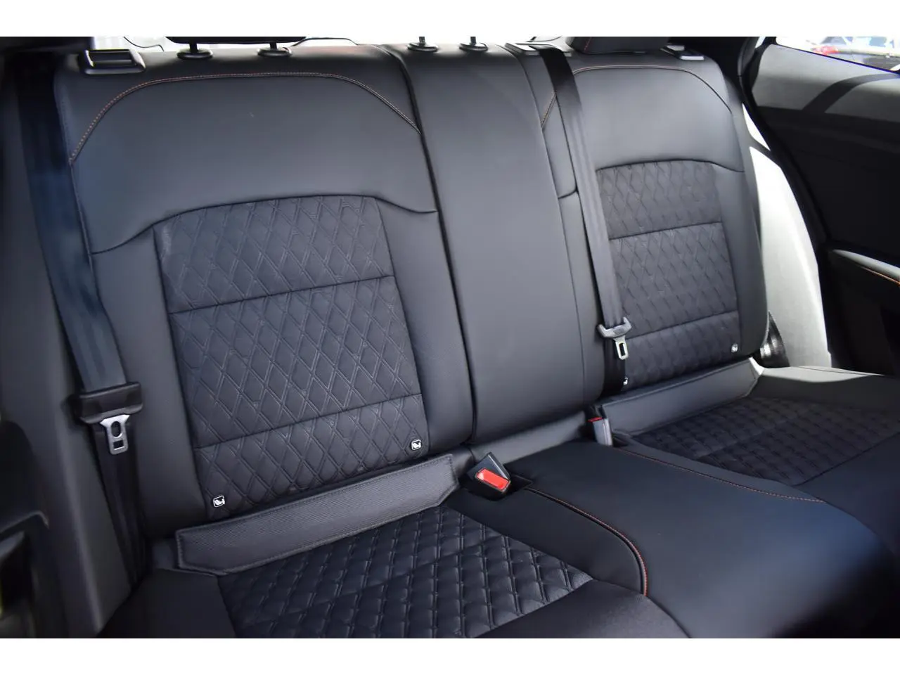 Vue rapprochée des sièges arrière noirs en cuir matelassé de la MG3 1.5 L Hybrid+ 195 ch Luxury 2026.