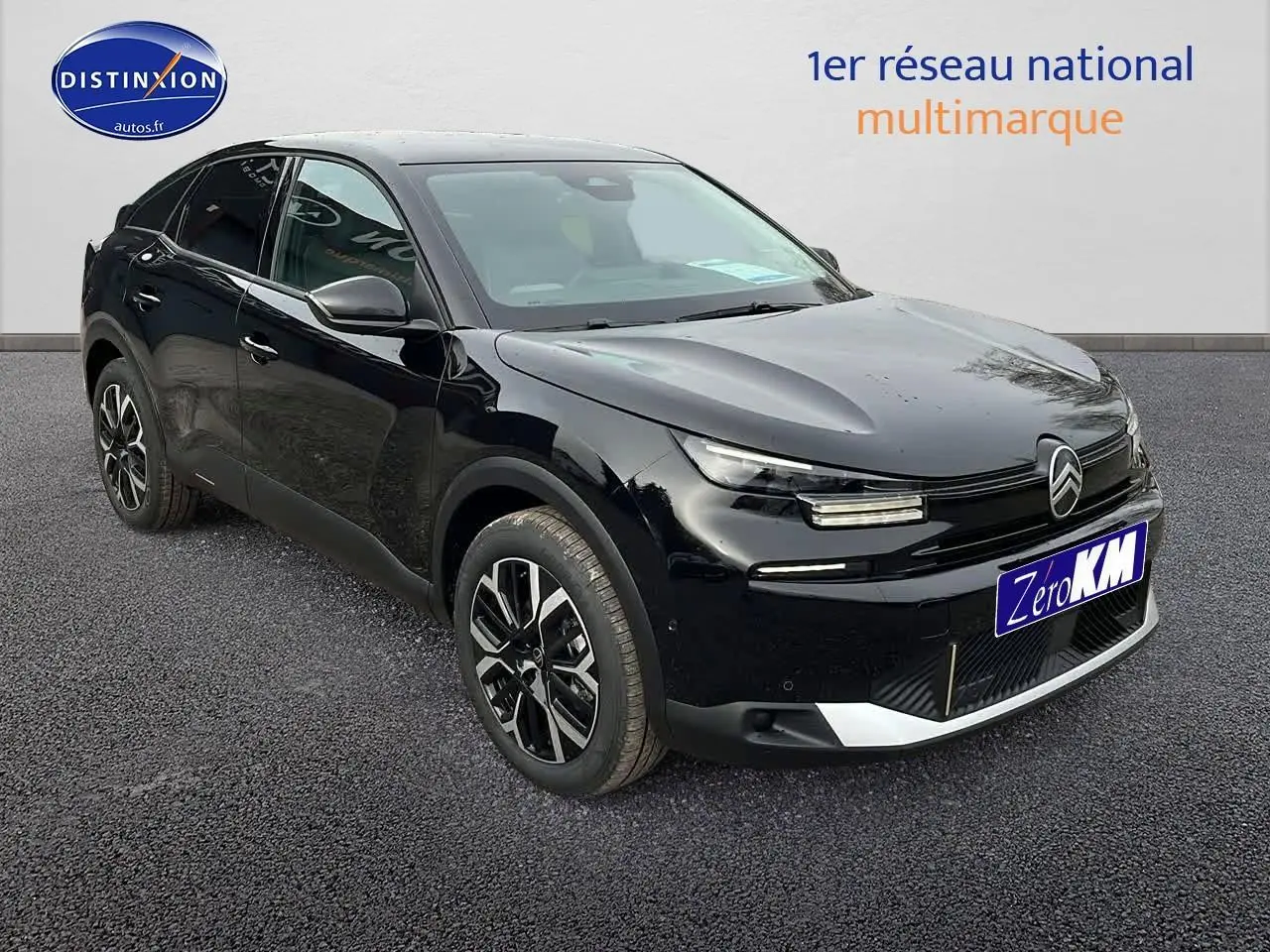 Vue 3/4 avant droite d'une Citroën C4 noir métal avec jantes alliage 18 pouces et coques de rétroviseurs noir brillant.