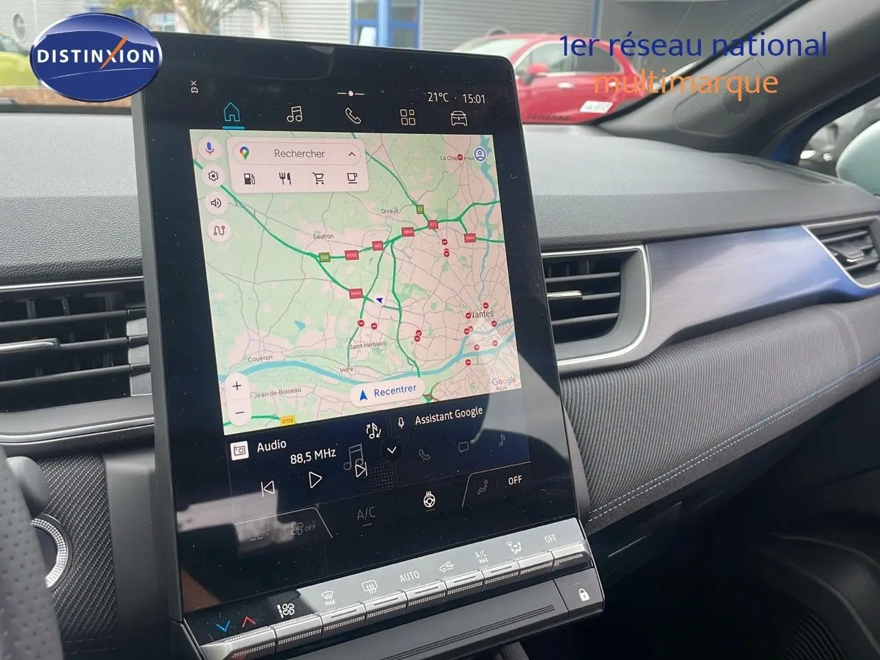Vue intérieure du tableau de bord du Renault Captur E-Tech Hybrid 2025 avec écran tactile affichant une carte GPS.