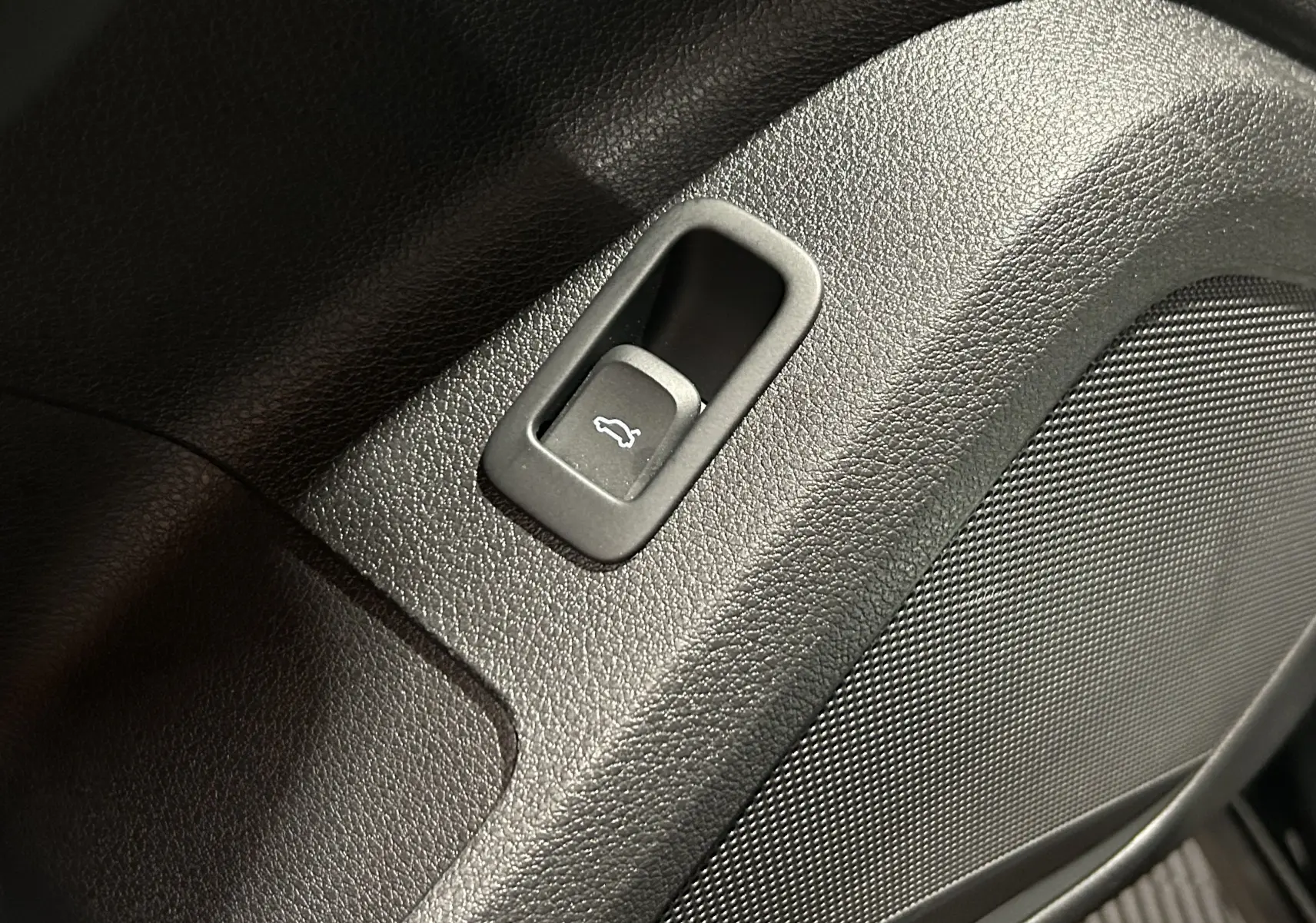 Accoudoir central et siège avant en tissu noir dans l'habitacle de l'Audi Q2 35 TFSI S-Line 2023.