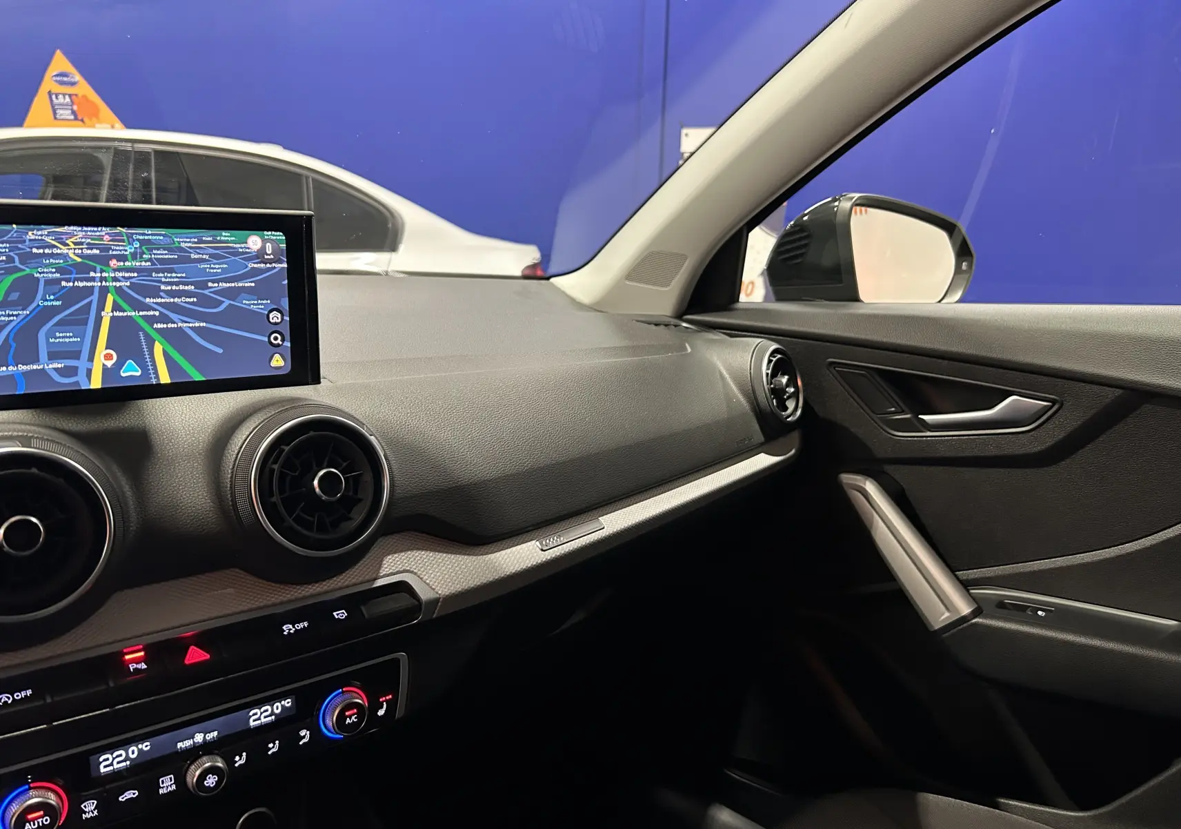 Gros plan sur l'emblème S line sur la portière noire métallisée d'un Audi Q2 2023.