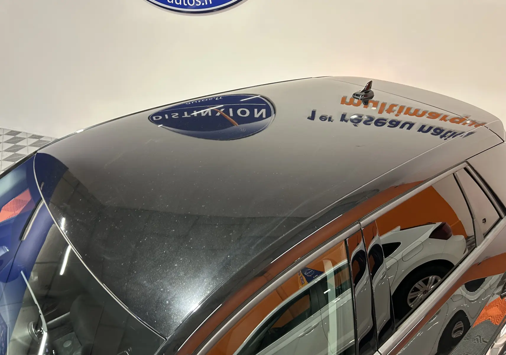 Plafonnier intérieur gris avec commandes d'éclairage et bouton SOS allumé sur Audi Q2 noir métal 2023.