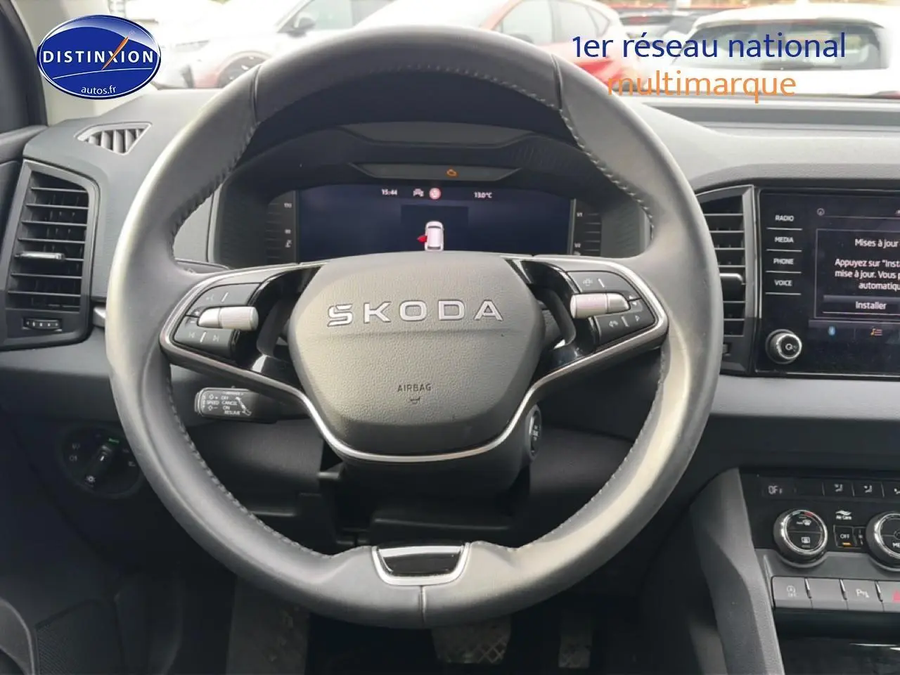 Vue rapprochée du volant cuir multifonction Skoda KAROQ 2025 avec tableau de bord numérique et écran tactile.