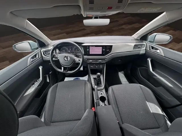 Vue intérieure avant du Volkswagen Polo 1.0 TSI 95 Lounge Business 2021 avec volant cuir alu multifonctions et écran tactile central.