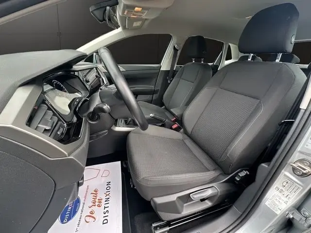 Vue intérieure côté conducteur de la Volkswagen Polo 1.0 TSI 95 Lounge Business 2021, sièges tissu gris et volant multifonctions cuir alu.