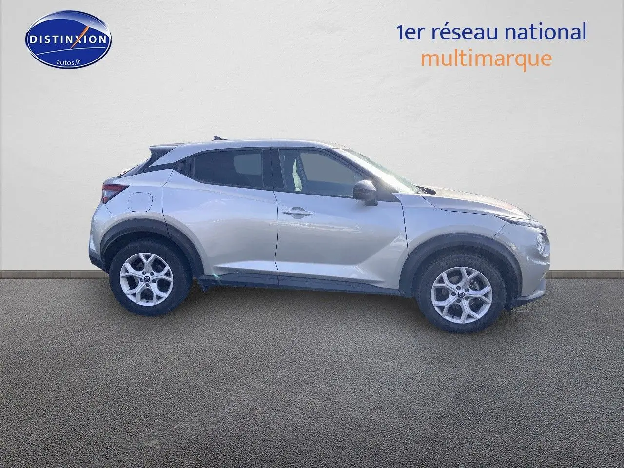 Profil côté gauche d'un Nissan Juke gris clair 2021 avec jantes alliage 17 pouces sur fond neutre.