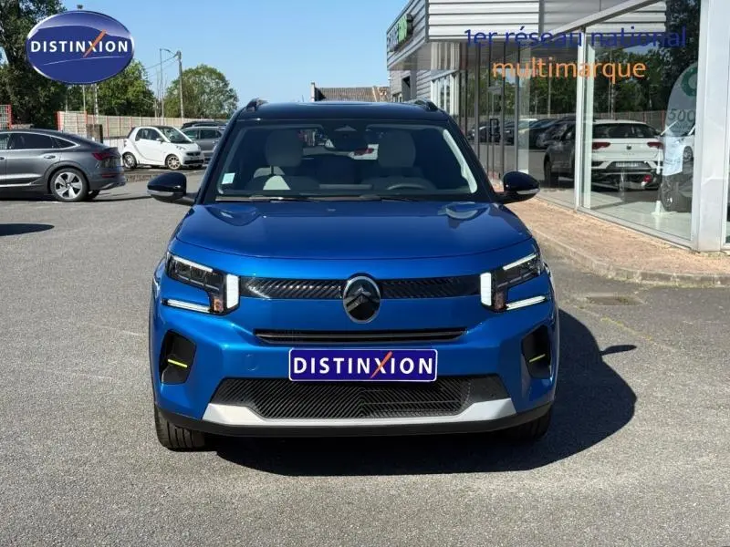Vue avant d'une Citroën C3 2025 en Bright Blue avec toit noir, calandre noire et feux LED distinctifs.