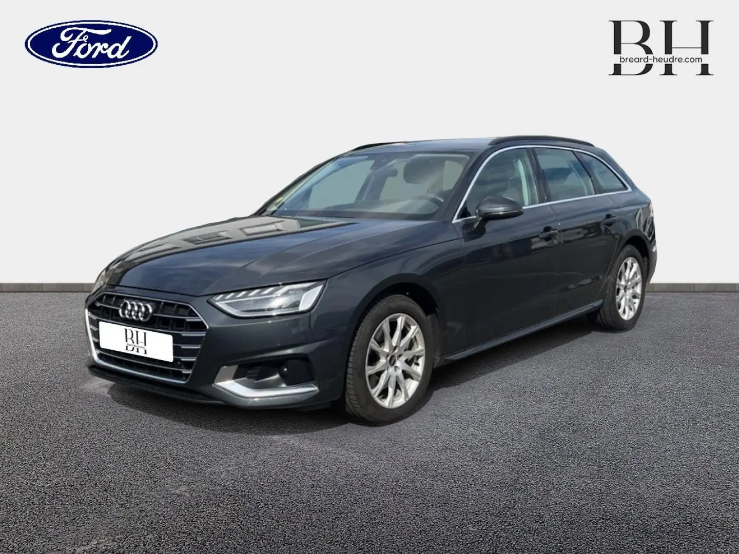Audi A4 Avant gris Manhattan métallisé vue 3/4 avant droit avec jantes alu et calandre distinctive.