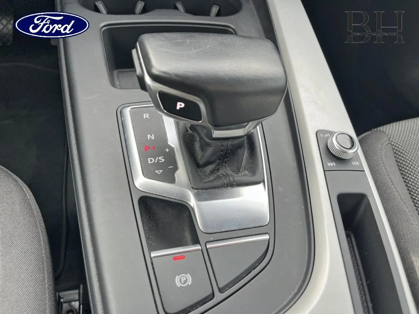 Gros plan sur le levier de vitesses automatique noir et gris de l’Audi A4 Avant 30 TDI, intérieur tissu gris.
