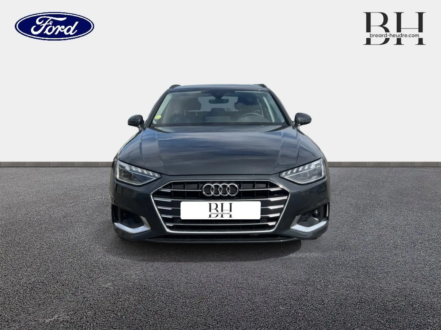 Vue de face d'une Audi A4 Avant 30 TDI Business line gris Manhattan métallisé avec calandre hexagonale et phares LED.