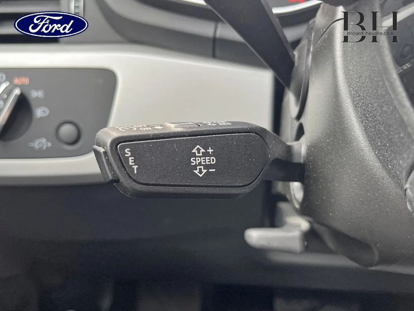 Levier de commande du régulateur de vitesse sur le côté gauche du volant d'une Audi A4 Avant gris Manhattan.
