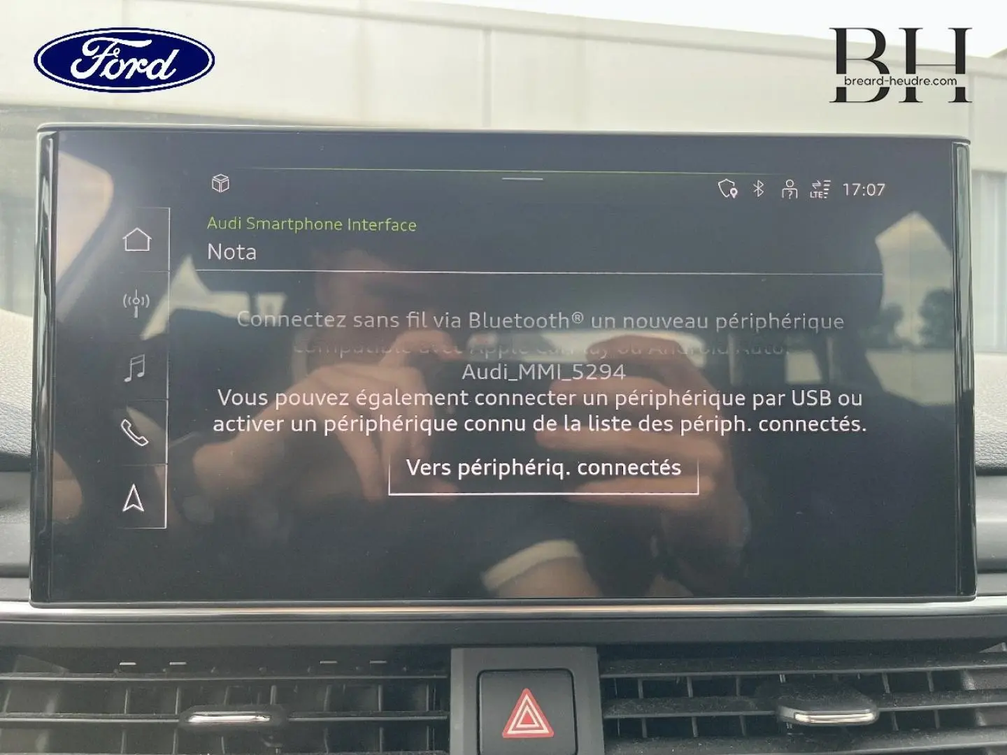Écran tactile central de l'Audi A4 Avant 30 TDI 2022 affichant l'interface smartphone, avec tableau de bord noir.