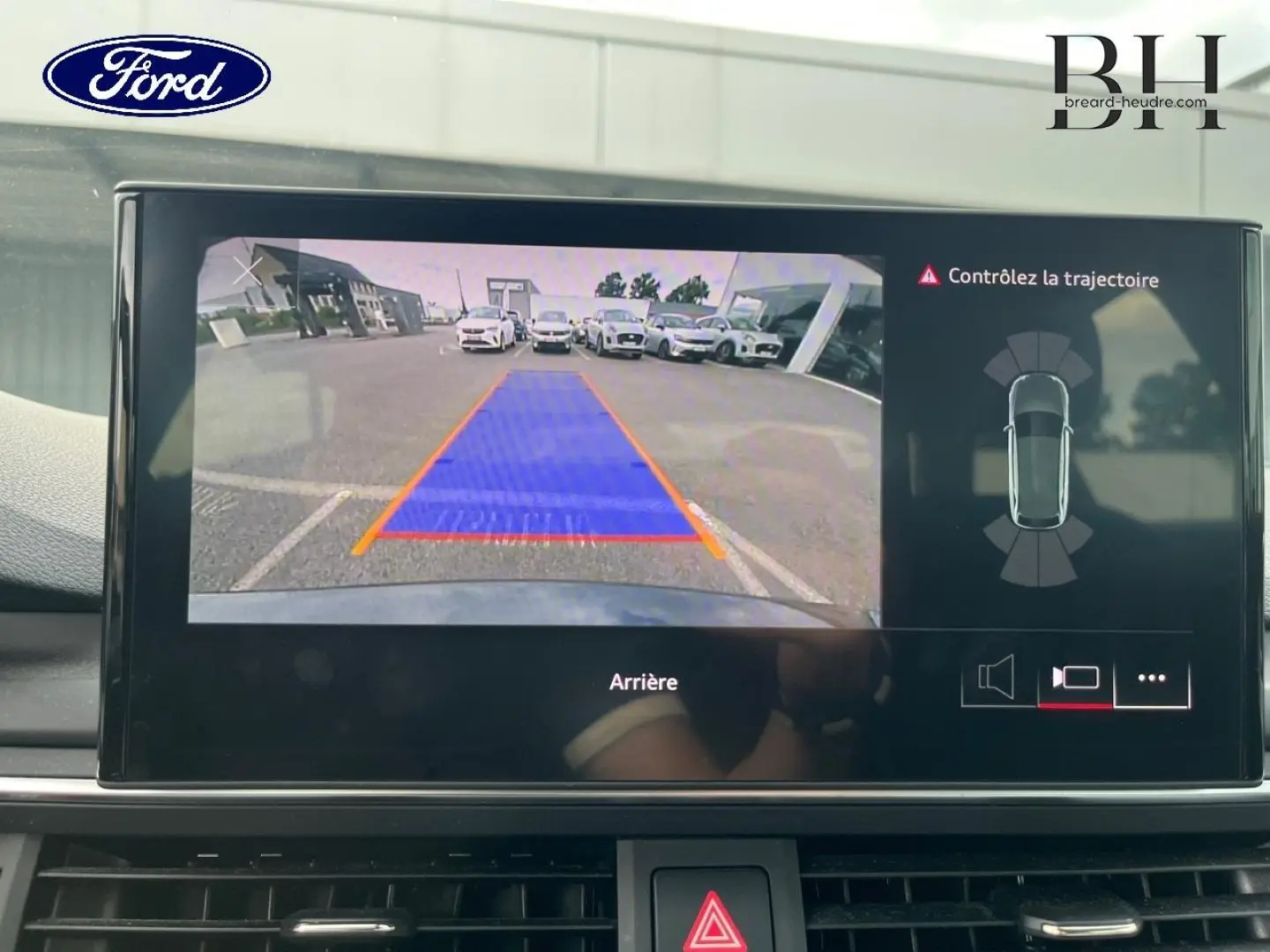 Écran de caméra de recul de l'Audi A4 Avant gris Manhattan, vue arrière avec guidage de trajectoire bleu et orange.