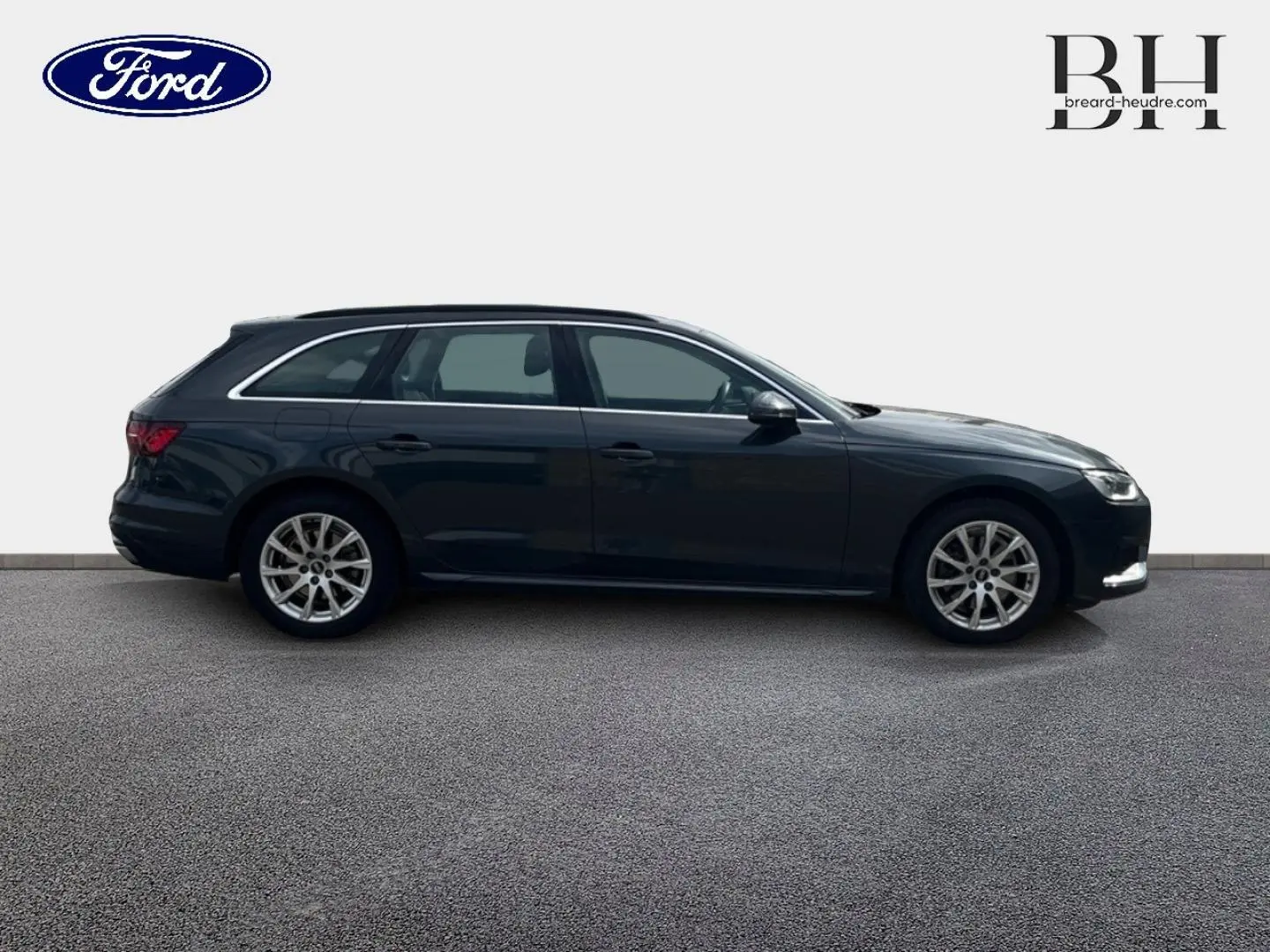 Profil droit d'une Audi A4 Avant 30 TDI Business line 2022 gris Manhattan métallisé avec jantes alu et barres de toit.