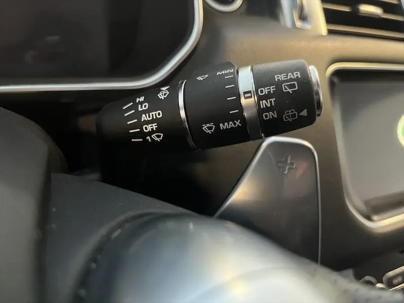 Gros plan sur la commande des essuie-glaces du Range Rover Sport 2018, avec palettes de changement de vitesse visibles.