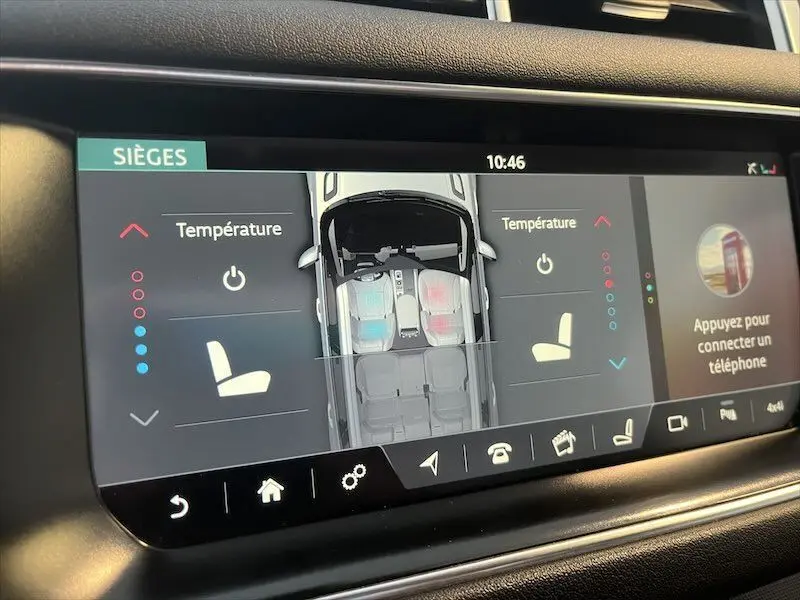 Écran tactile intérieur du Range Rover Sport blanc 2018 montrant le réglage de la température des sièges avant.