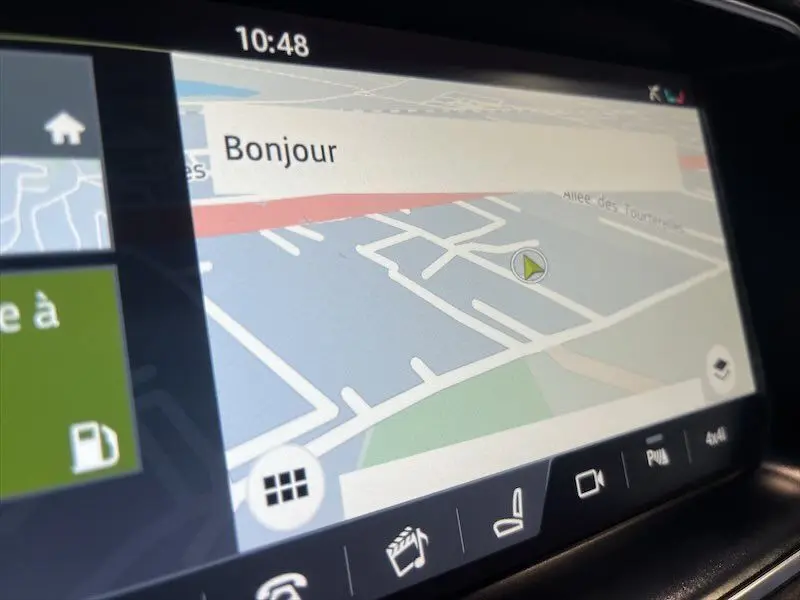 Écran tactile du système de navigation du Range Rover Sport 2018 affichant une carte et le message "Bonjour".