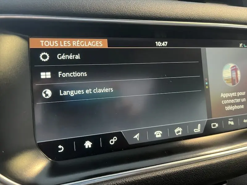 Écran tactile du système multimédia du Range Rover Sport 2018 affichant le menu des réglages généraux.
